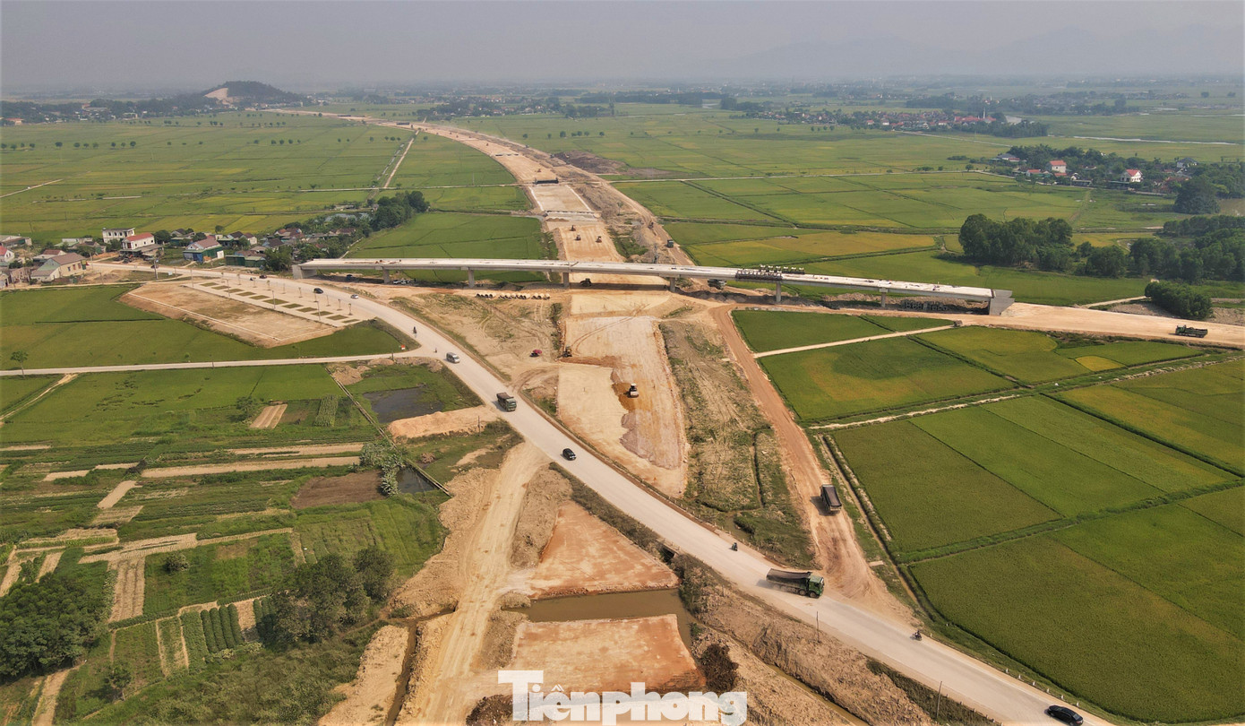 “Hiện đơn vị đang triển khai gia cố nền, cấp phối đá dăm ở một số vị trí, xây dựng các trụ cầu vượt, cống dân sinh. Dù là ngày lễ cùng với thời tiết nắng nóng song đơn vị vẫn đảm bảo công nhân, máy móc để thực hiện công việc, đảm bảo tiến độ đề ra”, kỹ sư Đỉnh nói.