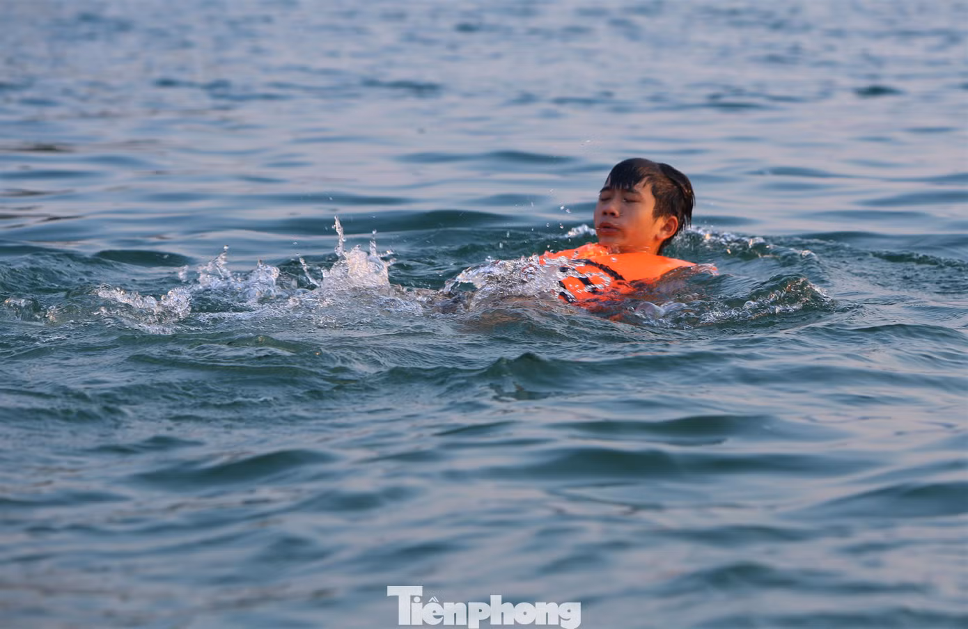 Trên thân đập, Công ty Thủy lợi Nam Hà Tĩnh có cắm biển cấm bơi lội. Đoàn thanh niên địa phương cũng phát loa thông báo người dân luôn đề phòng đuối nước khi đến hồ tắm mát. Tuy nhiên, cái nóng nực không thể ngăn nhu cầu của cộng đồng.