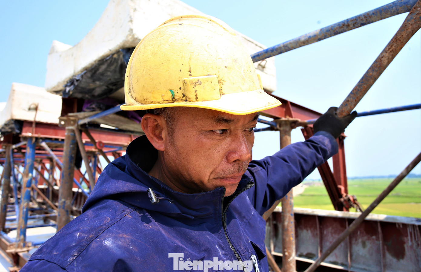 "Dù nghỉ lễ song để đảm bảo tiến độ, công nhân trong công ty vẫn tiếp tục làm việc trên công trường. Nhà thầu cũng thưởng cho chúng tôi thêm khoản chi phí tăng ca ngày lễ. Để tránh nắng nóng, anh em phải làm việc từ sáng sớm và nghỉ vào tối muộn để bù thời gian nghỉ trưa", công nhân Lê Văn Tuấn (49 tuổi, trú huyện Thanh Chương, Nghệ An) cho hay.