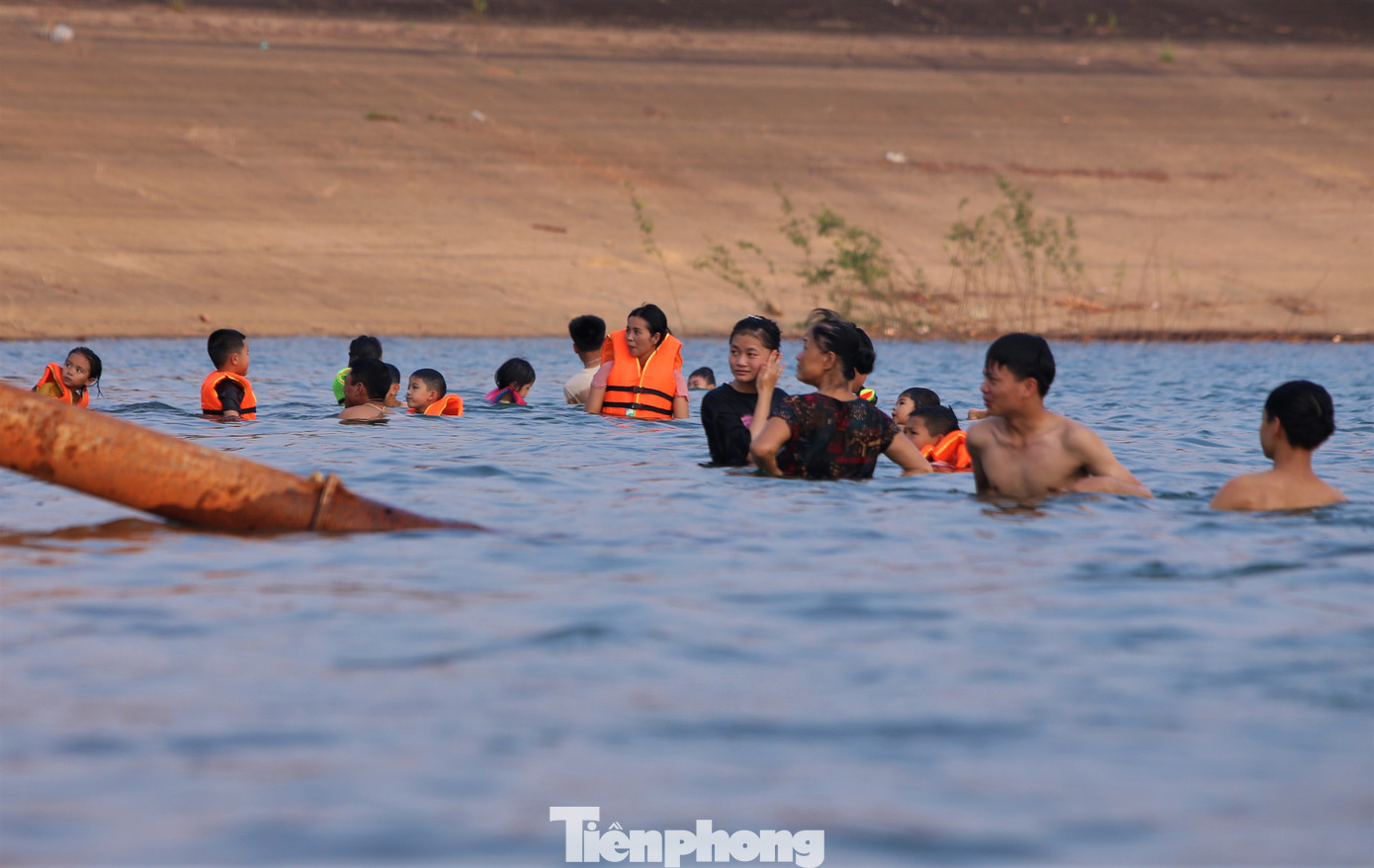 "Trời quá nóng nực nên giải pháp tốt nhất là đi bơi, tắm mát. Nước trong hồ Kẻ Gỗ luôn sạch, mát rượi lại không chảy như dưới dòng kênh nên người dân đều chọn đưa con trẻ đến tắm, tập bơi" anh Phan Ấn (SN 1982, trú xã Cẩm Mỹ) chia sẻ.