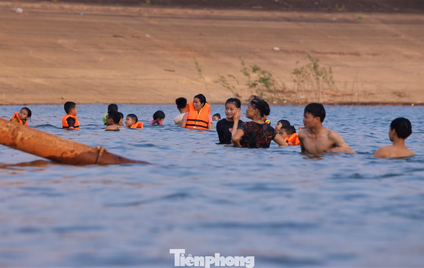 "Trời quá nóng nực nên giải pháp tốt nhất là đi bơi, tắm mát. Nước trong hồ Kẻ Gỗ luôn sạch, mát rượi lại không chảy như dưới dòng kênh nên người dân đều chọn đưa con trẻ đến tắm, tập bơi" anh Phan Ấn (SN 1982, trú xã Cẩm Mỹ) chia sẻ.