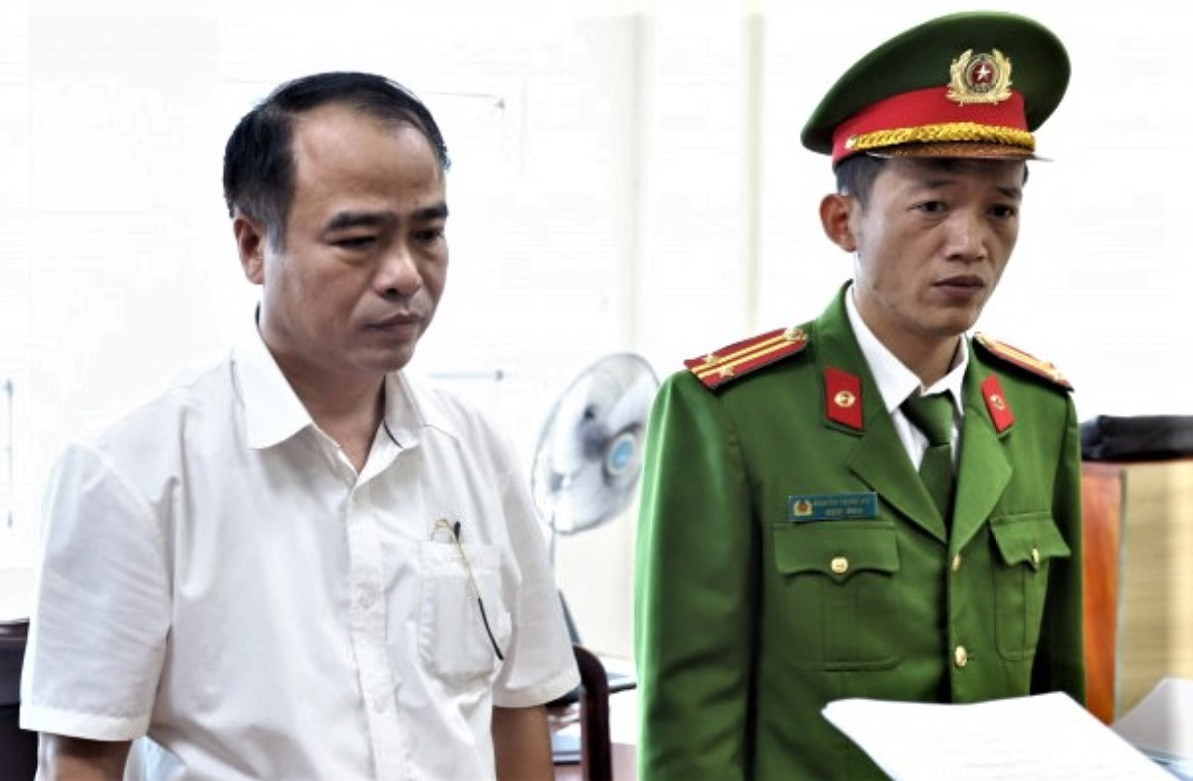 Trương Bá Thiện nghe lệnh khởi tố. Trương Bá Thiện nghe lệnh khởi tố.