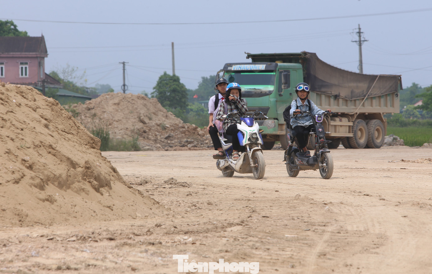 Nguy cơ mất an toàn trước cảnh học sinh vượt xe tải trọng lớn trên đường công vụ.