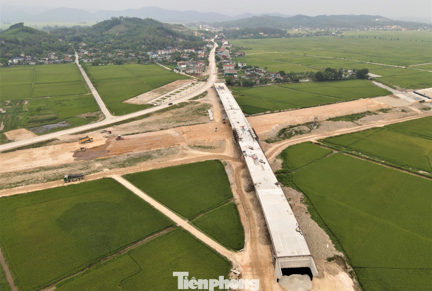 Phần lớn đất sản xuất của người dân bị chia cắt bởi cao tốc.