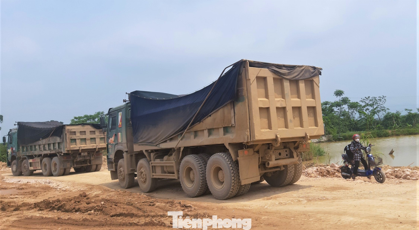 Nguy cơ mất an toàn trước cảnh học sinh vượt xe tải trọng lớn trên đường công vụ.