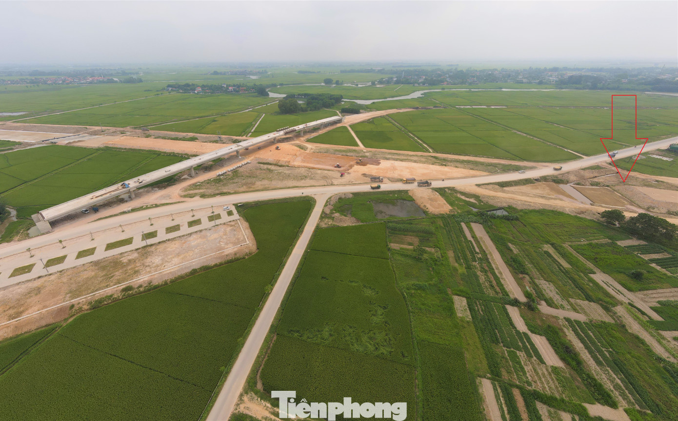 Lo ngại khó khăn khi đi lại trên cầu vượt với sản xuất nông nghiệp, người dân đề xuất mở thêm cống chui (mũi tên đỏ).