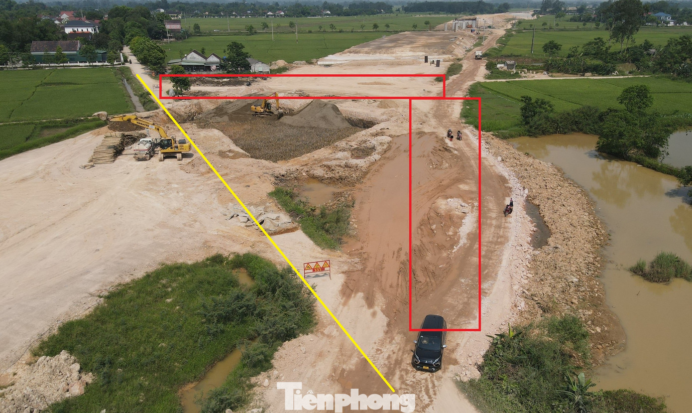 Đường trục chính liên xã Trung Xuân (màu vàng) bị chặn để làm cống dân sinh, người dân phải đi đường công vụ vượt cao tốc (màu đỏ).