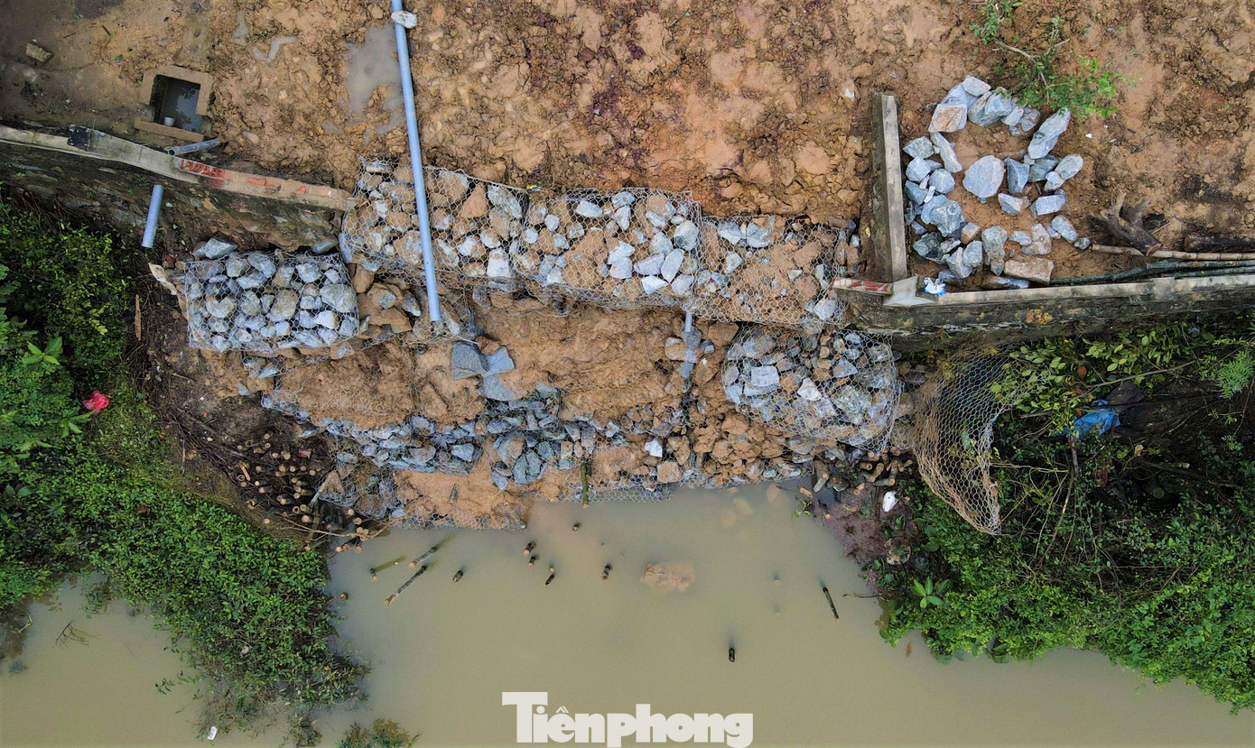 &quot;Việc sạt lở nghiêm trọng ảnh hưởng ít nhất 50 hộ dân, nhiều nhà sông ăn vào vườn, cạnh nhà. Trước mắt, địa phương chỉ gia cố tạm thời các vị trí sạt lở mạnh, còn về lâu dài cần dự án thoát lũ, bờ kè kiên cố”, ông Kỷ nói.