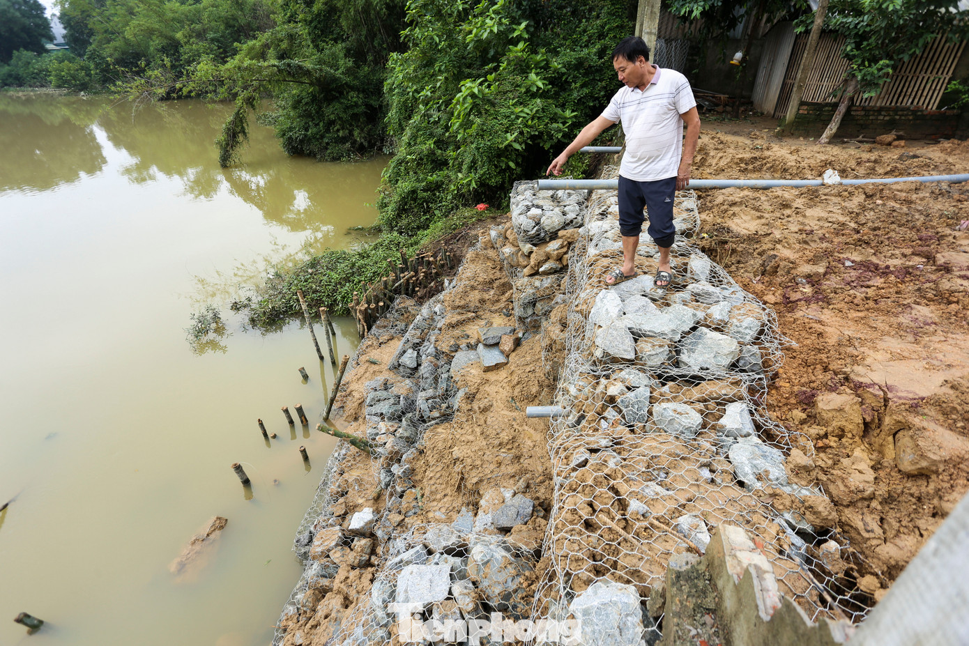 “Mưa lớn, nước sông dâng cao, cuốn chuồng gà và làm gãy cả bức tường. Mỗi ngày, tôi lại phải ra nhìn xem bờ sông có sạt thêm không để còn di dời tài sản”, ông Tình lo lắng.