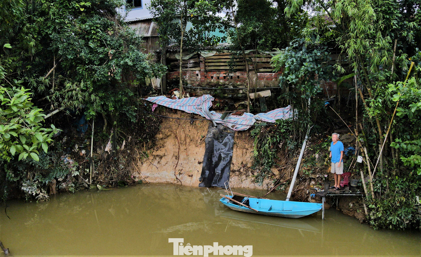 Bờ sông sạt lở vào tận nhà dân.