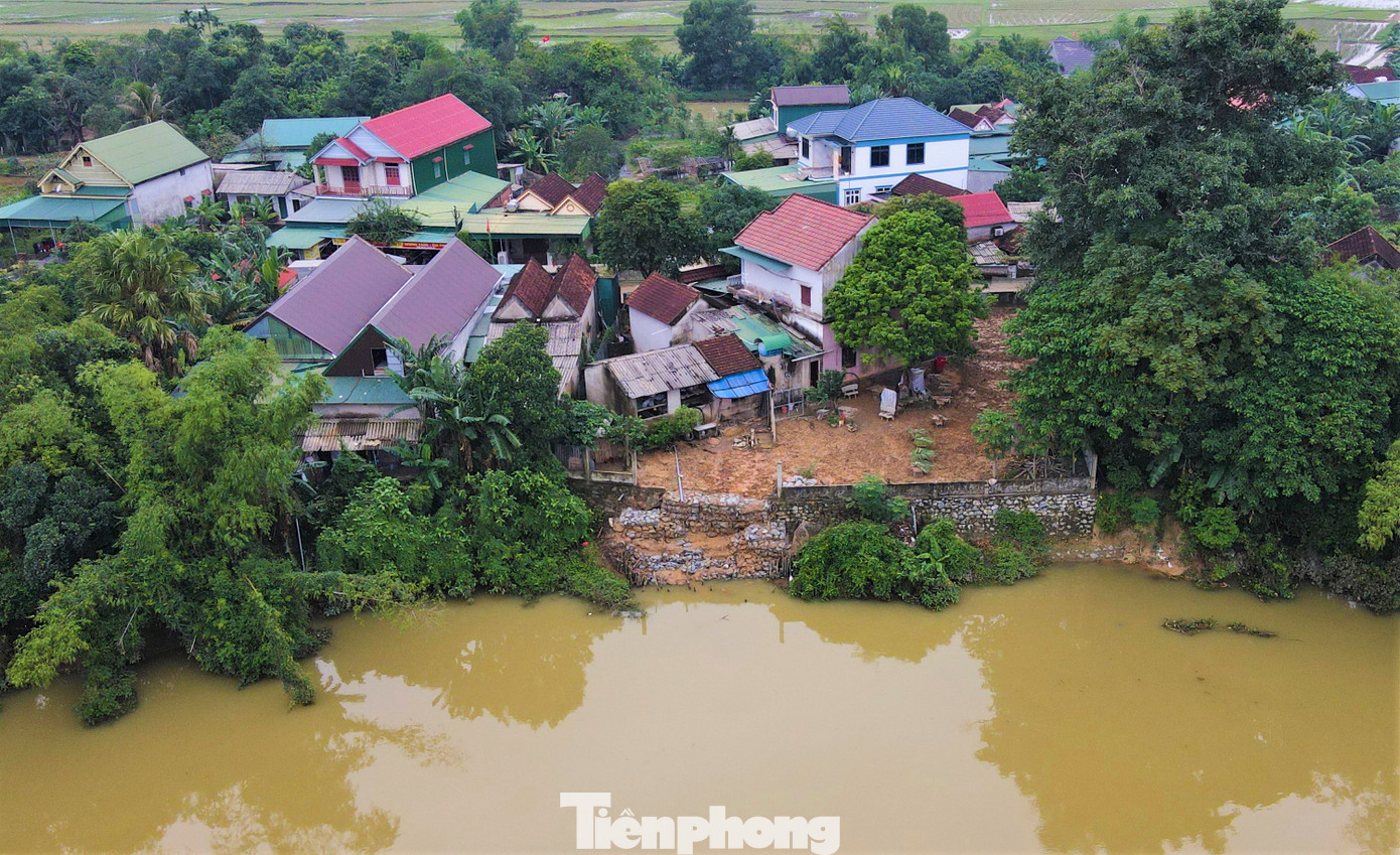 Ông Võ Tá Kỷ - Chủ tịch UBND xã Cẩm Duệ - cho biết, từ năm 2020 tình trạng sạt lở bờ sông Ngàn Mọ diễn ra nghiêm trọng và liên tục hơn.