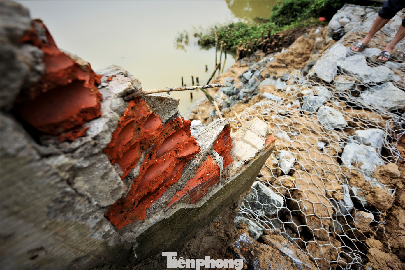 Bờ sông sạt lở cuốn gãy bức tường.