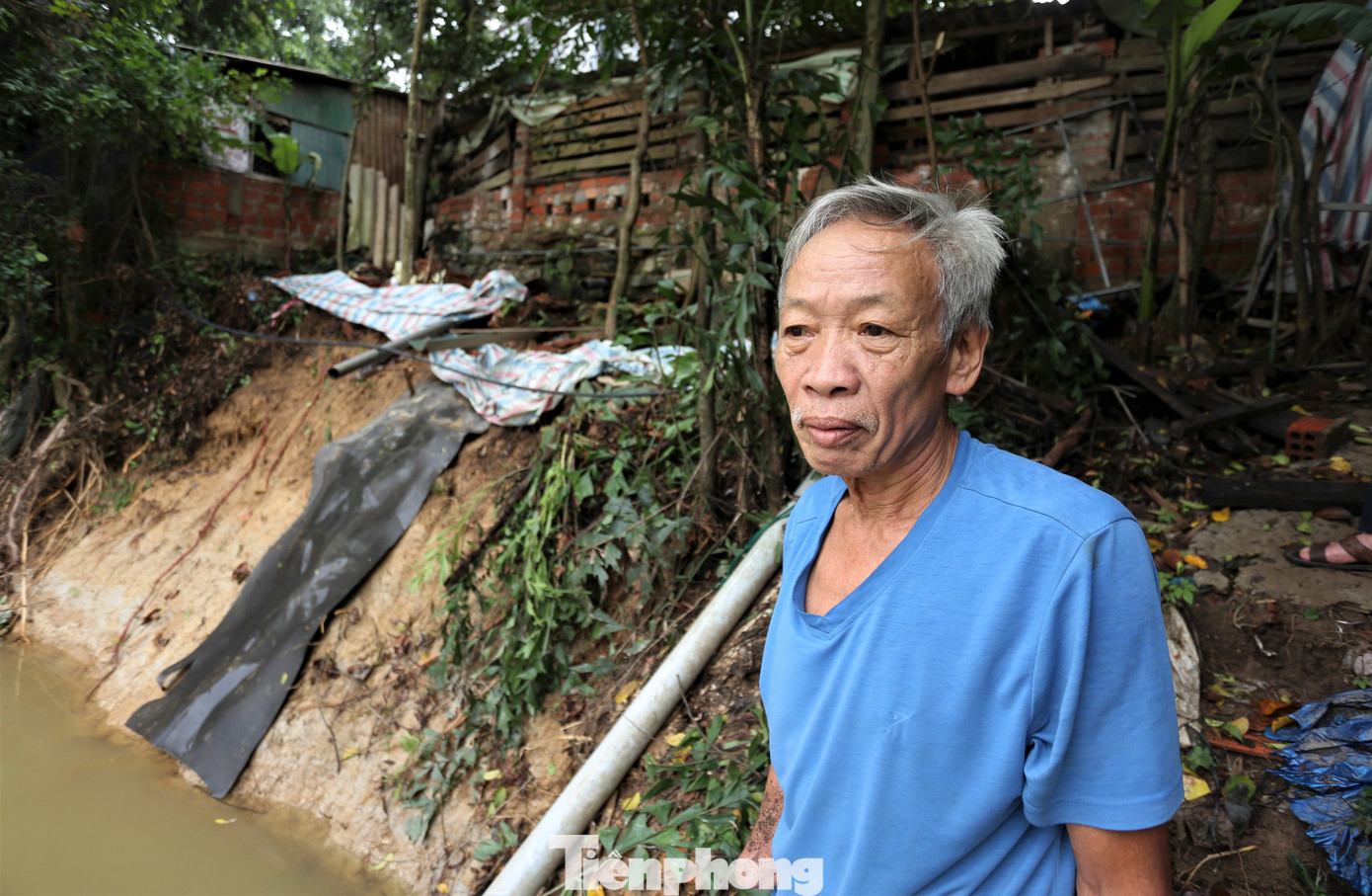 “Mấy đợt mưa lớn, bờ sông cứ sạt lở ầm ầm, cuốn hết cả cây cối, vào tận nhà. Cứ mùa mưa lũ, đêm đến không ai dám ngủ vì lo lắng. Mong sao có kè hoặc phương án chống sạt để bà con yên tâm sinh sống”, ông Cao Anh Tứ (67 tuổi, trú thôn Phương Trứ, Cẩm Duệ) cho hay.