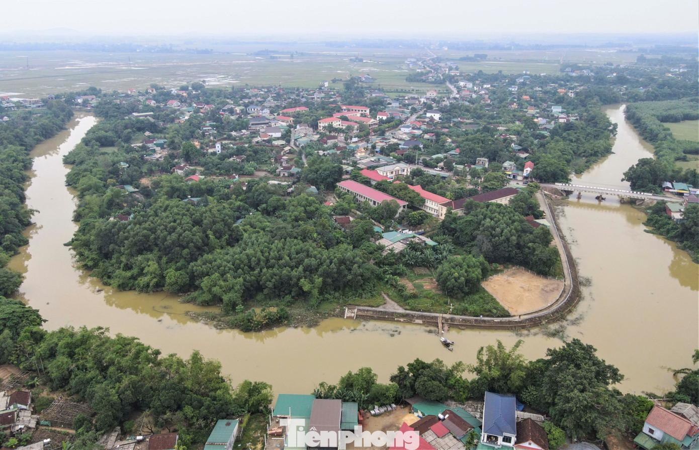 Sông Ngàn Mọ qua xã Cẩm Duệ (huyện Cẩm Xuyên, Hà Tĩnh) dài hơn 6km, đi qua 9/12 thôn của xã này.