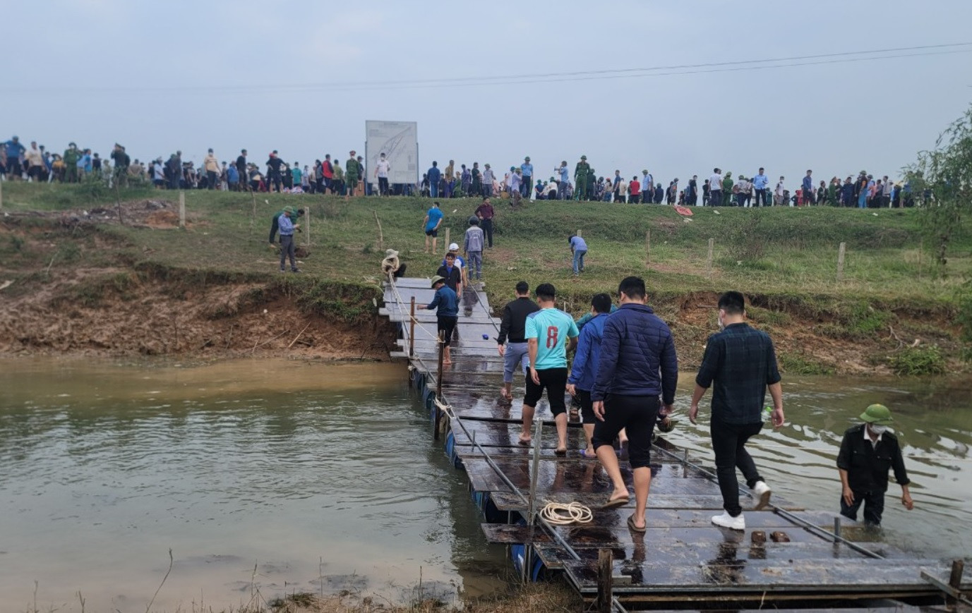 Cầu phao tạm bắc qua thượng nguồn sông Ngàn Mọ - nơi người dân quá khích phản đối.