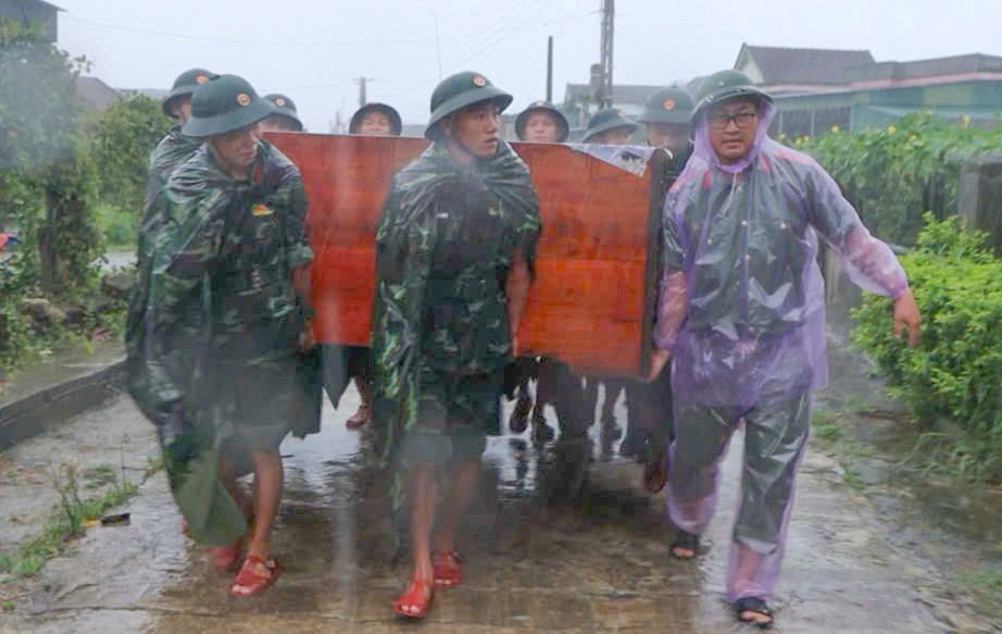 Ngành chức năng địa phương hỗ trợ người dân khắc phục hậu quả sau trận tố lốc. Ngành chức năng địa phương hỗ trợ người dân khắc phục hậu quả sau trận tố lốc.