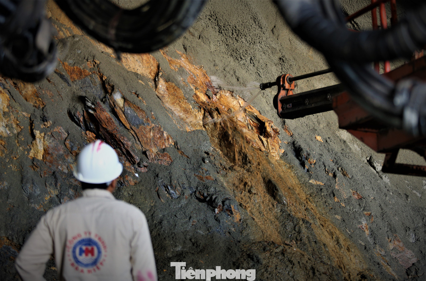 Công trình được đầu tư mức vốn 1.350 tỷ đồng, nằm ở lưng chừng núi, nơi có nền địa chất phức tạp, đá phong hóa mạnh. Đây là hạng mục được xác định là khó khăn, phức tạp nhất cao tốc Bắc – Nam qua Nghệ An. Ảnh tư liệu.