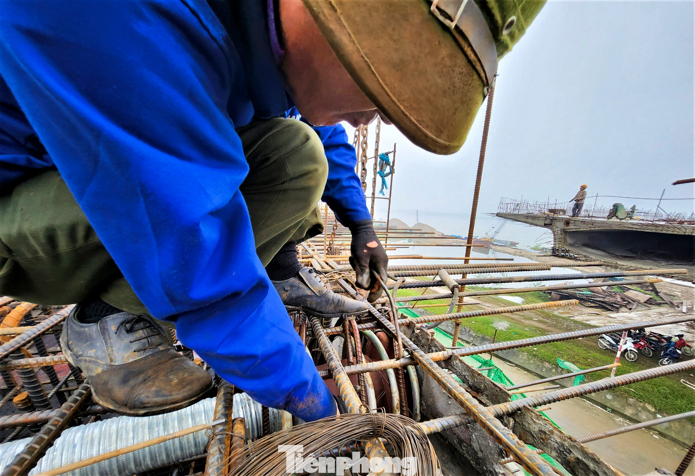 Sau 2 năm thi công, đến nay cầu Hưng Đức đã hoàn thành được 61% tiến độ. Dự kiến cầu sẽ được hợp long trước Tết Nguyên đán 2024 và hoàn thành vào tháng 5/2024. Đại diện Công ty CP Phúc Thành Hưng - doanh nghiệp vận hành, quản lý dự án cho biết đang chỉ đạo các nhà thầu tập trung nhân lực, máy móc, đẩy nhanh tiến độ thi công với mục tiêu đảm bảo kế hoạch đề ra.