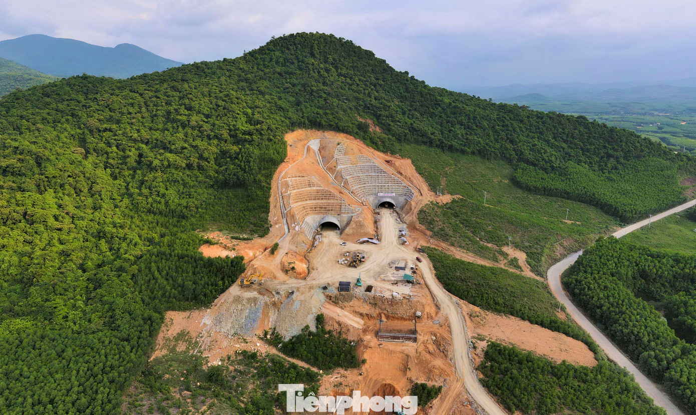 Trong hơn 102 km cao tốc qua địa bàn Hà Tĩnh, hầm Đèo Bụt là hầm đường bộ duy nhất. Đây là điểm nhấn trên dự án thành phần cao tốc Vũng Áng – Bùng, nối 2 tỉnh Hà Tĩnh và Quảng Bình.