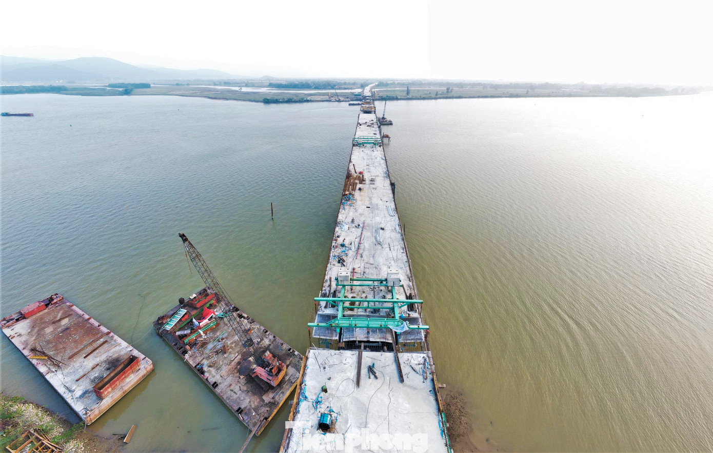 Sau 2 năm thi công, đến nay cầu Hưng Đức đã hoàn thành được 61% tiến độ. Dự kiến cầu sẽ được hợp long trước Tết Nguyên đán 2024 và hoàn thành vào tháng 5/2024. Đại diện Công ty CP Phúc Thành Hưng - doanh nghiệp vận hành, quản lý dự án cho biết đang chỉ đạo các nhà thầu tập trung nhân lực, máy móc, đẩy nhanh tiến độ thi công với mục tiêu đảm bảo kế hoạch đề ra.