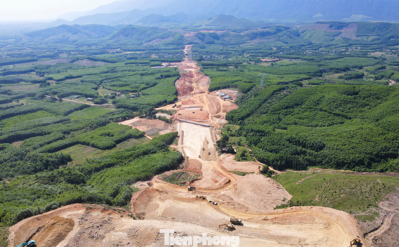 Những ngọn đồi cao hàng chục mét được hạ gần xong, tạo mặt bằng cho tuyến cao tốc Bắc – Nam.