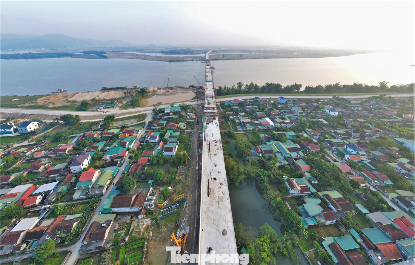 Khi hoàn thành, đây là một trong những cầu đường bộ dài nhất Việt Nam. Công trường thi công cầu Hưng Đức trải dài qua các dòng sông, bãi bồi, khu dân cư và cánh đồng lúa.