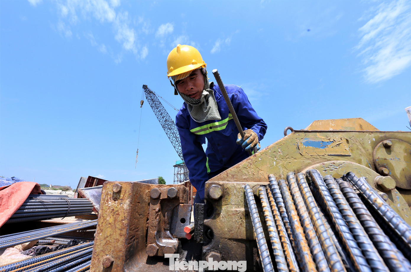 Trên công trường, công nhân các nhà thầu vẫn tranh thủ những ngày nắng ấm đầu năm miệt mài thi công.