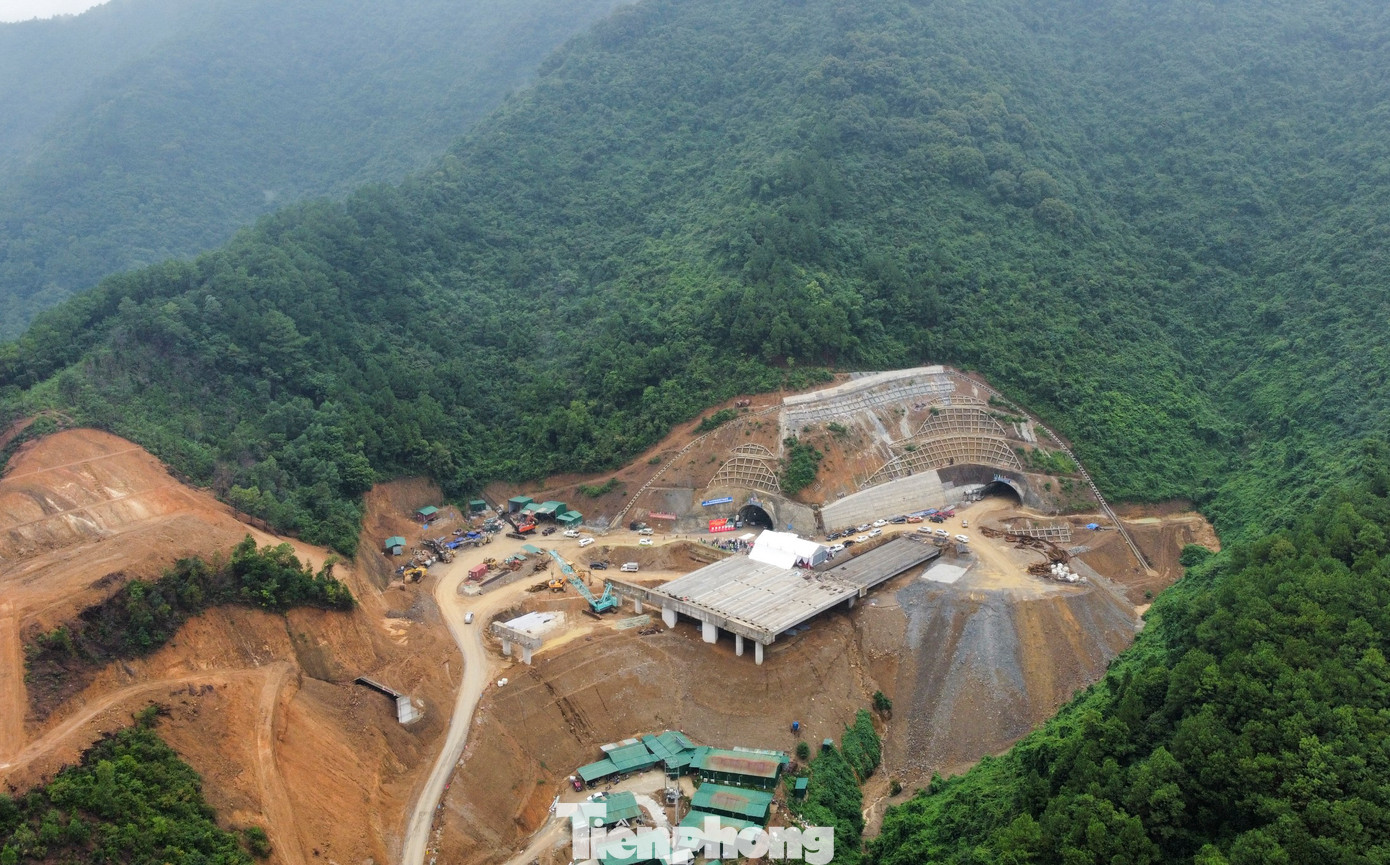 Hầm Thần Vũ nối xã Diễn Phú (huyện Diễn Châu) và xã Nghi Đồng (huyện Nghi Lộc, Nghệ An) dài 1,1km, là một trong những điểm nhấn của đoạn tuyến này. Sau 15 tháng thi công, đơn vị thi công chính thức thông hầm vào trung tuần tháng 10/2023.