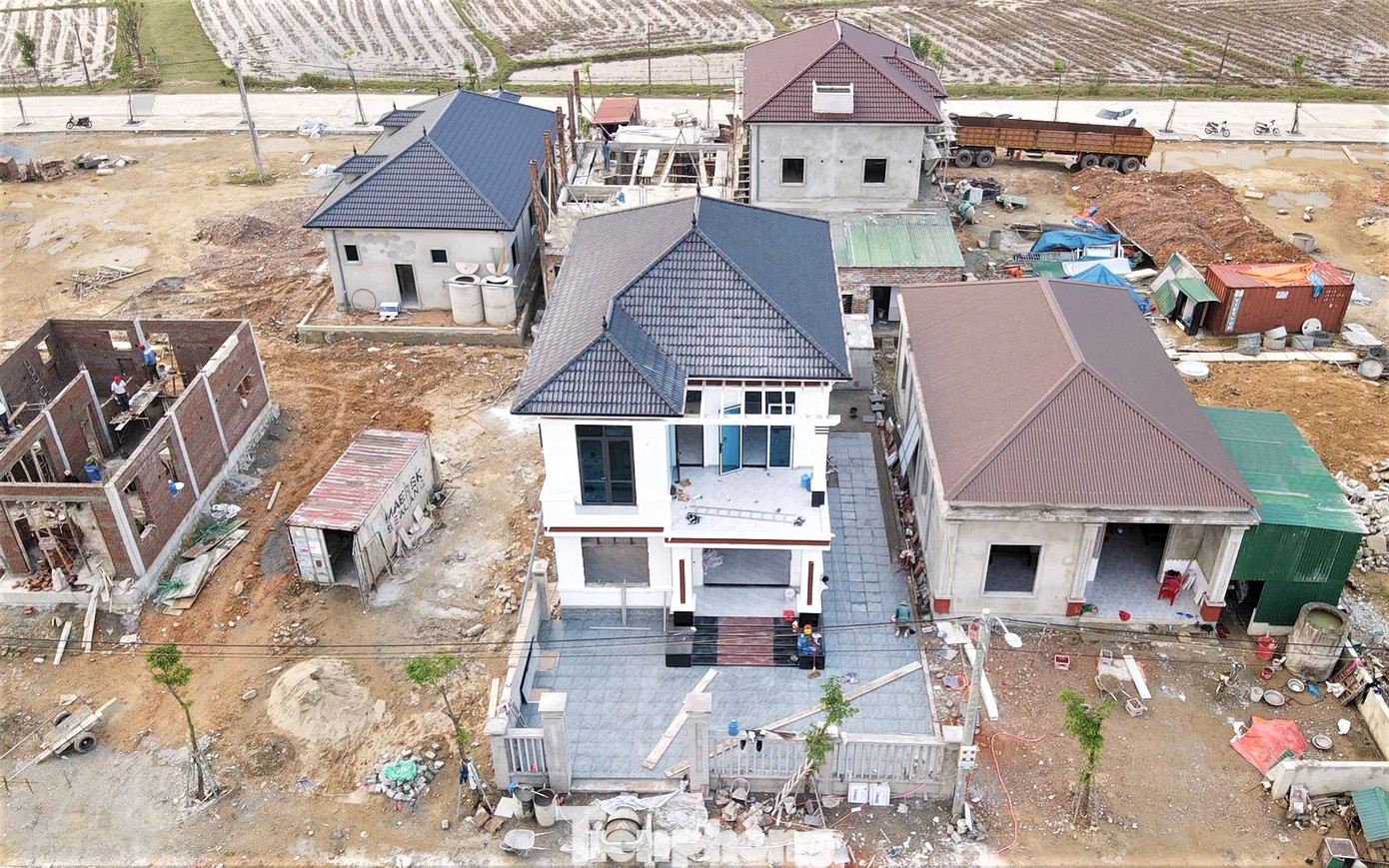 Các địa phương có tuyến cao tốc đi qua đã đẩy nhanh quá trình giải phóng mặt bằng, xây dựng khu tái định cư khang trang cho người dân.