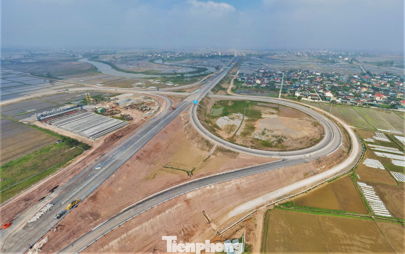 Dự án thành phần này có tổng mức đầu tư hơn 7.293 tỷ đồng. Đây là dự án được chuyển đổi từ hình thức đầu tư PPP (đối tác công - tư) sang đầu tư công. Trong hình là nút giao quốc lộ 7 và điểm cuối trên cao tốc Bắc - Nam đoạn Nghi Sơn - Diễn Châu qua xã Diễn Cát, huyện Diễn Châu (Nghệ An).