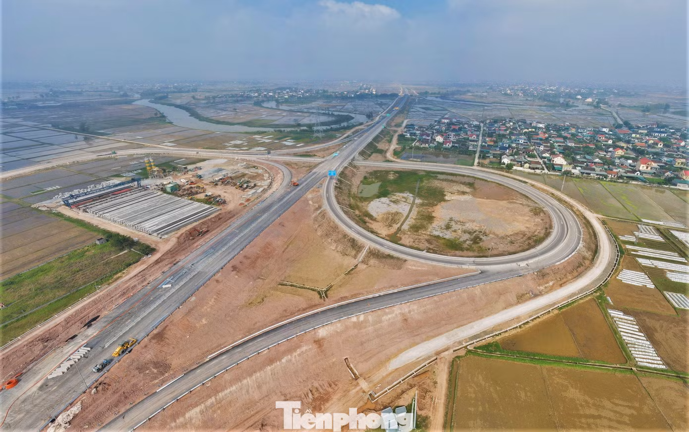 Dự án thành phần này có tổng mức đầu tư hơn 7.293 tỷ đồng. Đây là dự án được chuyển đổi từ hình thức đầu tư PPP (đối tác công - tư) sang đầu tư công. Trong hình là nút giao quốc lộ 7 và điểm cuối trên cao tốc Bắc - Nam đoạn Nghi Sơn - Diễn Châu qua xã Diễn Cát, huyện Diễn Châu (Nghệ An).