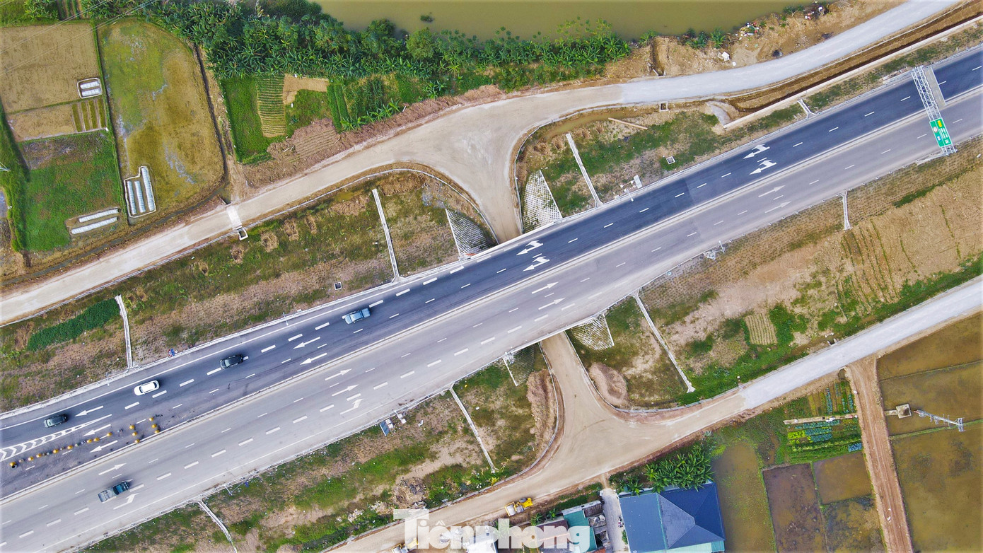 Do đi qua nhiều đường quốc lộ, đường liên huyện, dự án đã thiết kế các lối đi dân sinh, cầu vượt cho nhu cầu đi lại của người dân.