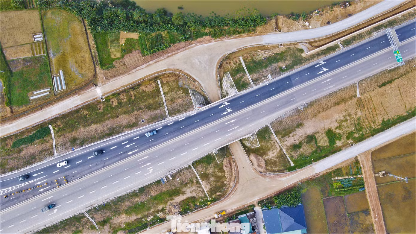 Do đi qua nhiều đường quốc lộ, đường liên huyện, dự án đã thiết kế các lối đi dân sinh, cầu vượt cho nhu cầu đi lại của người dân.