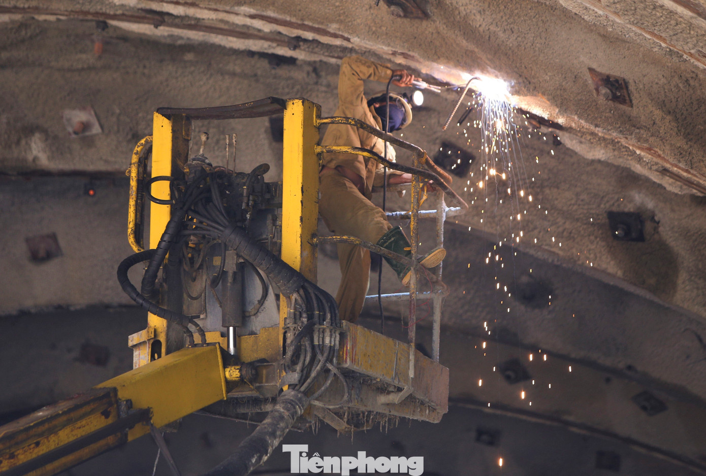 Thời điểm này ở Hà Tĩnh đang là mùa mưa, tuy nhiên việc thi công hầm xuyên núi Đèo Bụt được Tập đoàn Sơn Hải (Quảng Bình) thi công liên tục, đảm bảo 3 ca 4 kíp với 200 cán bộ, kỹ sư, công nhân. Dự kiến, công trình sẽ hoàn thành vào tháng 12/2025, cùng thời gian với đoạn cao tốc Vũng Áng - Bùng.