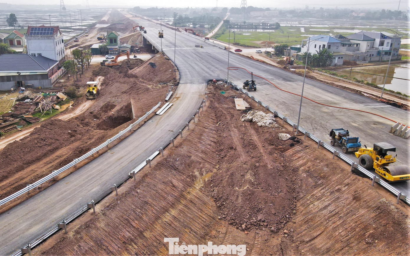 Trên công trường, các nhà thầu đang gia cố nền đi qua đồng ruộng có nền đất yếu. Điểm nhấn của tuyến có hầm Thần Vũ với địa chất phức tạp và cầu Hưng Đức vượt sông Lam.