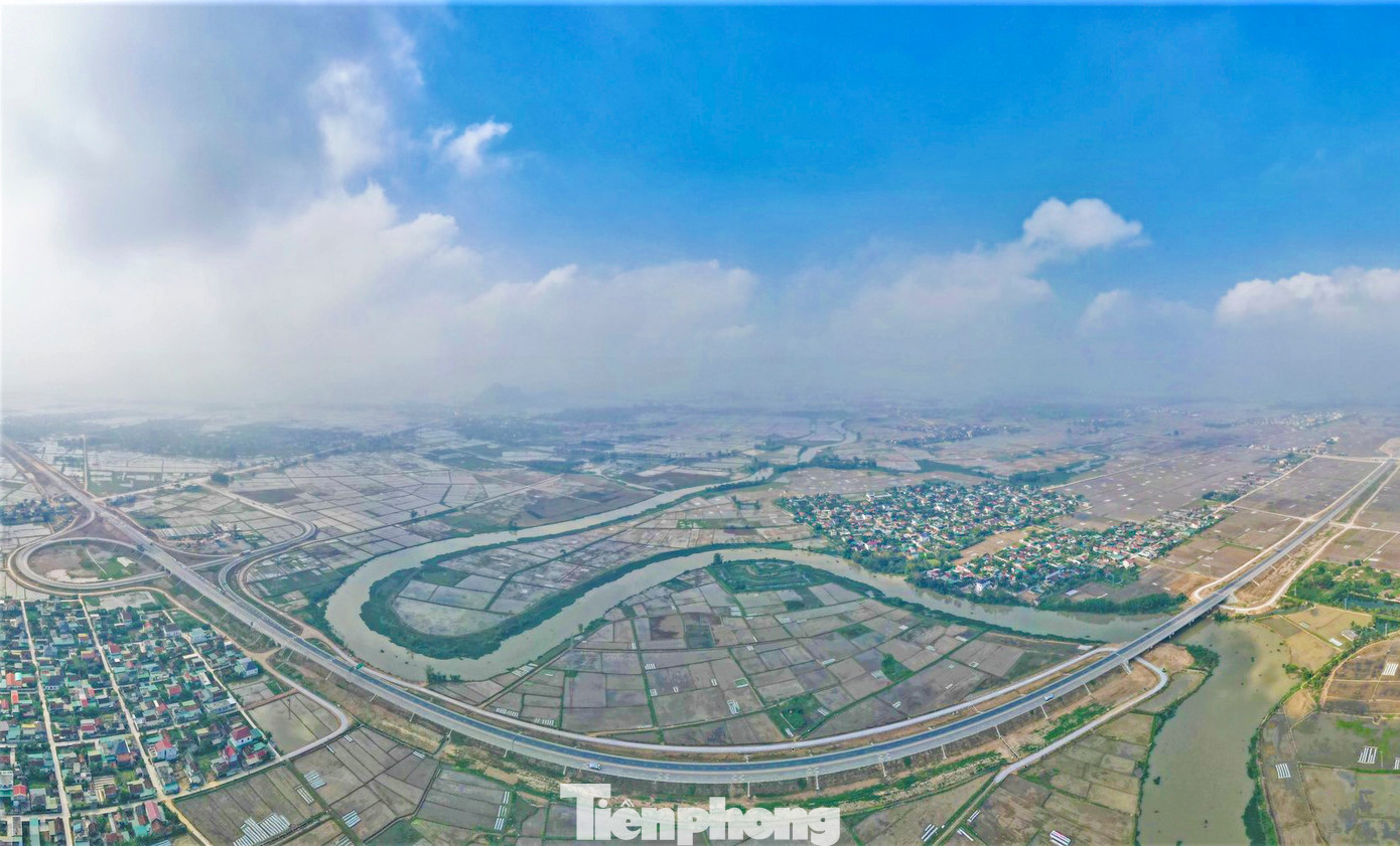 Dự án thành phần đoạn Nghi Sơn - Diễn Châu đi qua nhiều đồng ruột, con sông. Chi phí giải phóng mặt bằng, tái định cư cho dự án này là gần 1.800 tỷ đồng.