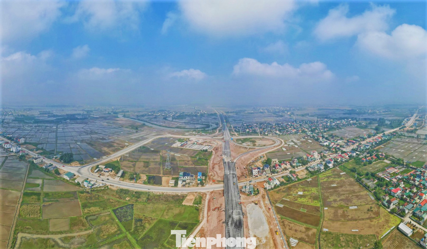 Cao tốc Bắc - Nam qua tỉnh Nghệ An dài hơn 87km, chia làm 2 dự án thành phần gồm Nghi Sơn - Diễn Châu dài gần 50km (Thanh Hóa 6,5 km và tỉnh Nghệ An 43,5 km); Diễn Châu – Bãi Vọt dài hơn 49km qua 2 tỉnh Nghệ An (44,4km) và Hà Tĩnh (4,84km). Trong đó, dự án thành phần Nghi Sơn - Diễn Châu triển khai từ tháng 7/2021, hoàn thiện, thông xe sử dụng dịp 2/9/2023.