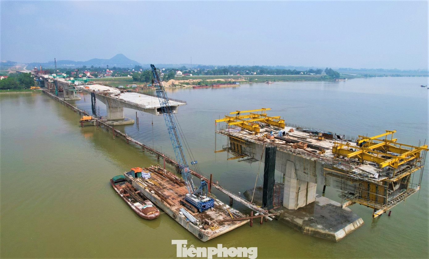 Sau 2 năm thi công, đến nay cầu Hưng Đức đã hoàn thành được 61% tiến độ. Dự kiến cầu sẽ được hợp long trước Tết Nguyên đán 2024 và hoàn thành vào tháng 5/2024. Đại diện Công ty CP Phúc Thành Hưng - doanh nghiệp vận hành, quản lý dự án cho biết đang chỉ đạo các nhà thầu tập trung nhân lực, máy móc, đẩy nhanh tiến độ thi công với mục tiêu đảm bảo kế hoạch đề ra.