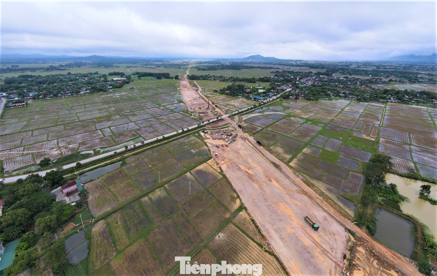 Dự án đường bộ cao tốc Bắc – Nam giai đoạn 2021 – 2025 qua Hà Tĩnh dài 102,38 km với 3 dự án thành phần gồm Bãi Vọt – Hàm Nghi, Hàm Nghi – Vũng Áng và Vũng Áng – Bùng đi qua các huyện: Đức Thọ, Can Lộc, Thạch Hà, Cẩm Xuyên, Kỳ Anh và thị xã Kỳ Anh. Trong đó, đoạn Bãi Vọt – Hàm Nghi dài 35,28 km với tổng mức đầu tư hơn 7.600 tỷ đồng, đi qua các huyện Đức Thọ, Can Lộc, Thạch Hà, do Ban QLDA Thăng Long (Bộ GTVT) làm chủ đầu tư. Trong ảnh, cao tốc đi qua xã Trung Lộc (huyện Can Lộc) đã dần thành hình.