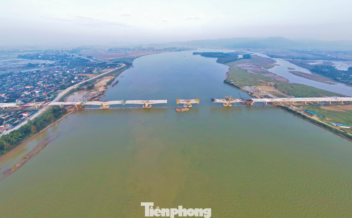 Cầu Hưng Đức bắc qua sông Lam, nối 2 tỉnh Nghệ An – Hà Tĩnh cũng là công trình được đánh giá là điểm nhấn trong dự án thành phần cao tốc Bắc – Nam đoạn Diễn Châu – Bãi Vọt. Cây cầu dài gần 4,1km, rộng 17m, tổng giá trị dự toán hơn 1.200 tỷ đồng.