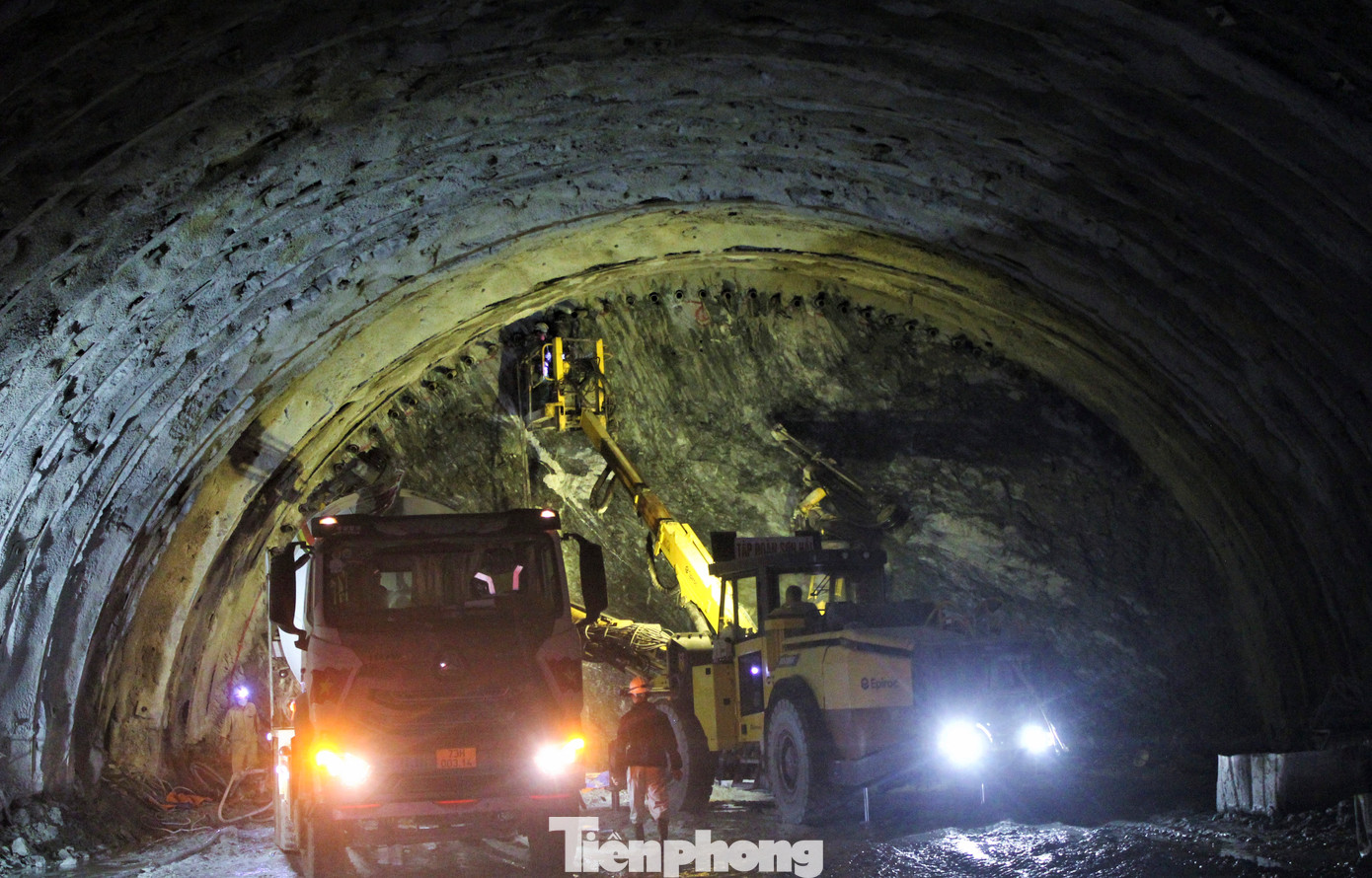 Thời điểm này ở Hà Tĩnh đang là mùa mưa, tuy nhiên việc thi công hầm xuyên núi Đèo Bụt được Tập đoàn Sơn Hải (Quảng Bình) thi công liên tục, đảm bảo 3 ca 4 kíp với 200 cán bộ, kỹ sư, công nhân. Dự kiến, công trình sẽ hoàn thành vào tháng 12/2025, cùng thời gian với đoạn cao tốc Vũng Áng - Bùng.