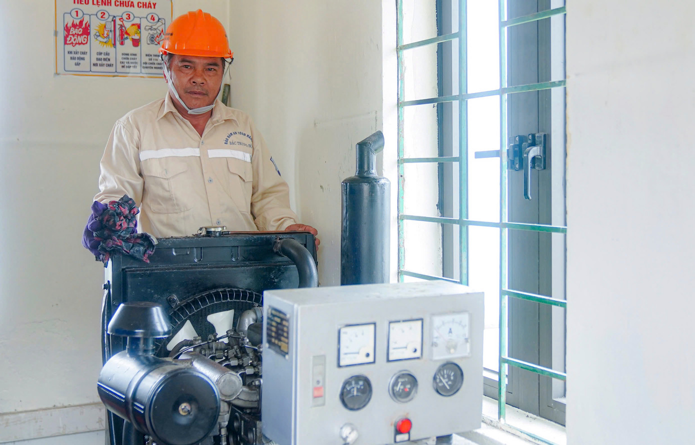 “Máy móc, thiết bị đều được kiểm tra mỗi ngày trước khi vận hành, bao gồm: mức dầu, lượng nhiên liệu, độ ồn, điện áp đầu ra, hệ thống làm mát và dây dẫn. Khi máy hoạt động, người trực theo dõi thường xuyên để phát hiện sớm các biểu hiện bất thường, đảm bảo dòng điện ổn định và an toàn", anh Phạm Bá Sơn – cán bộ Trạm Hải đăng Cửa Nhượng chia sẻ.