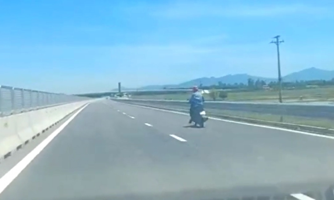 Người đi xe máy lưu thông trên cao tốc Bãi Vọt - Hàm Nghi đoạn gần cầu Sơn Lộc. Người đi xe máy lưu thông trên cao tốc Bãi Vọt - Hàm Nghi đoạn gần cầu Sơn Lộc.