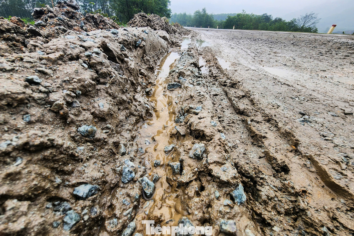 Một số đoạn tuyến có phần bê tông trồi gãy, loang lỗ, chi chít điểm hư hỏng. Xuất hiện các ổ gà, ổ trâu rộng hơn 2m, sâu đến 20cm hoặc tạo thành rãnh lớn.