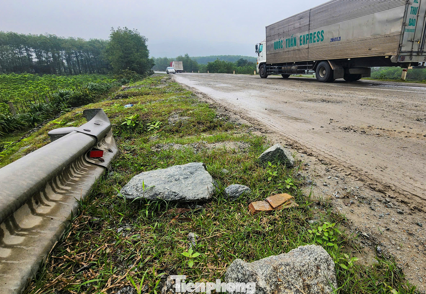Một số đoạn tuyến có phần bê tông trồi gãy, loang lỗ, chi chít điểm hư hỏng. Xuất hiện các ổ gà, ổ trâu rộng hơn 2m, sâu đến 20cm hoặc tạo thành rãnh lớn.