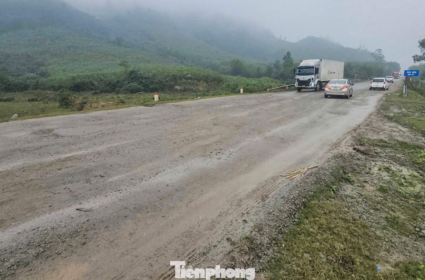 “Tình trạng hư hỏng kéo dài nhưng chỉ sửa tạm thời gây nguy hiểm cho người qua lại, nhất là ban đêm và tài xế mới qua tuyến đường. Trong khi đó, lưu lượng phương tiện, đặc biệt xe tải trọng lớn, container lưu thông trên tuyến luôn tấp nập cả ngày lẫn đêm”, ông An (45 tuổi) cho hay.