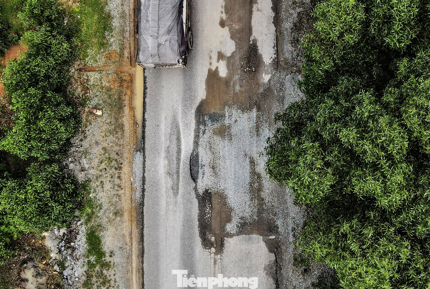 Hơn 1 năm qua, tuyến đường ven biển Hà Tĩnh đoạn từ xã Cẩm Lĩnh (huyện Cẩm Xuyên) đến xã Kỳ Bắc (huyện Kỳ Anh) nhiều lần xuất hiện các vị trí bong tróc, hằn lún thành ổ trâu, ổ gà trên mặt đường.