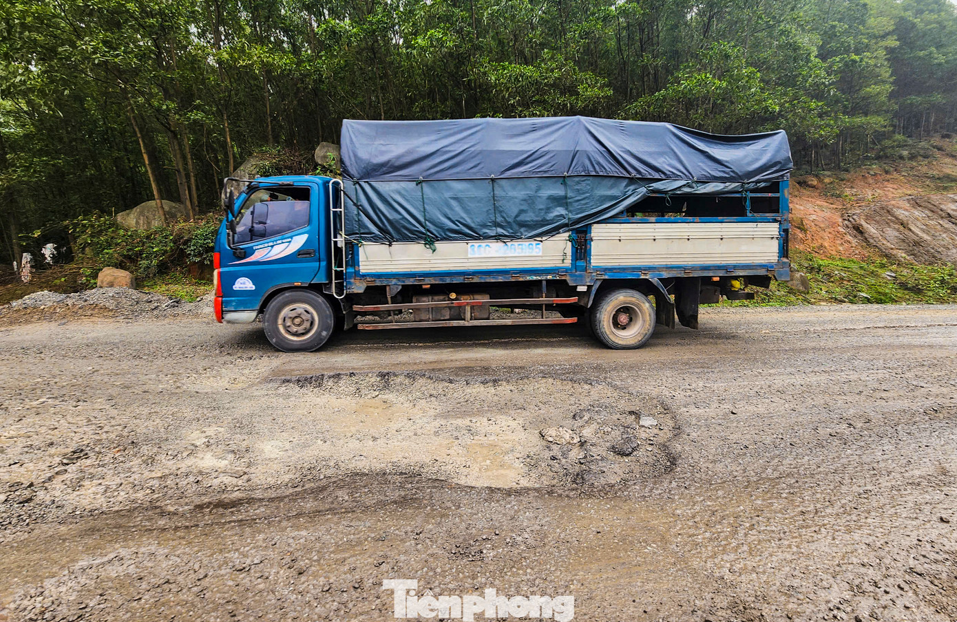 Theo ghi nhận, tình trạng hư hỏng kéo dài, trở thành những cái “bẫy”, tiềm ẩn nguy cơ gây tai nạn cho người điều khiển phương tiện khi đi qua đoạn đường này. Tuy nhiên, đơn vị quản lý chỉ “chắp vá”, sửa chữa tạm thời.