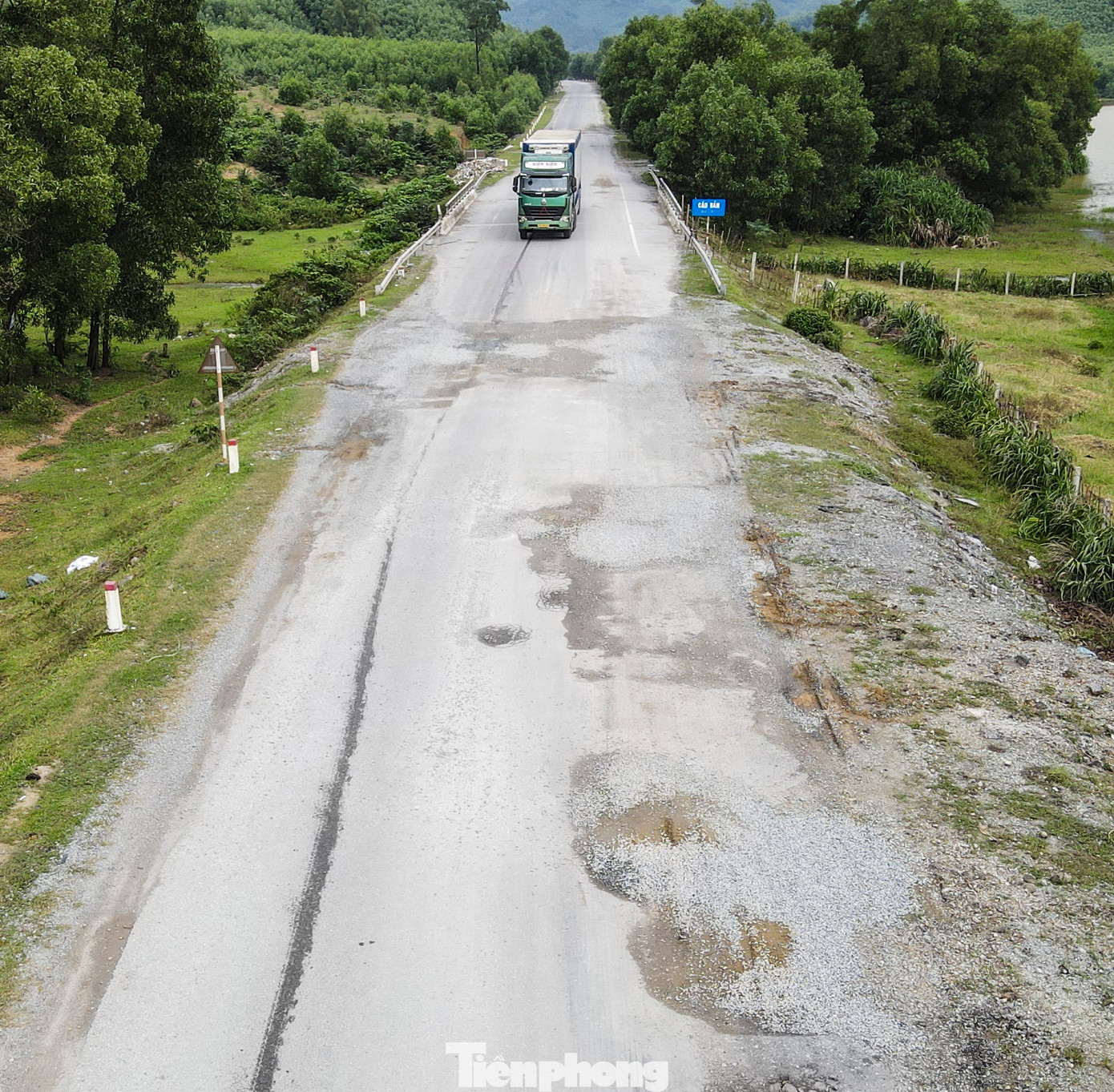 Tuyến đường xuống cấp, hư hỏng nghiêm trọng trong khi lưu lượng xe tải trọng lớn qua lại thường xuyên.