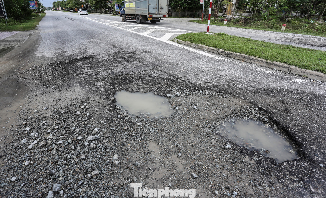 Giám đốc Ban QLDA đầu tư xây dựng công trình giao thông tỉnh Hà Tĩnh Trần Văn Tùng cho biết: “Dự án sửa chữa hư hỏng mặt đường tỉnh lộ 547 (ĐT.547 - còn gọi là đường ven biển Hà Tĩnh) đã lựa chọn nhà thầu và đang triển khai với kinh phí hơn 22 tỷ đồng. Các vị trí hư hỏng, xuống cấp trên tuyến khá nhiều, trong những ngày tới đơn vị trúng thầu sẽ sớm triển khai, khắc phục, đảm bảo an toàn cho người qua lại”.